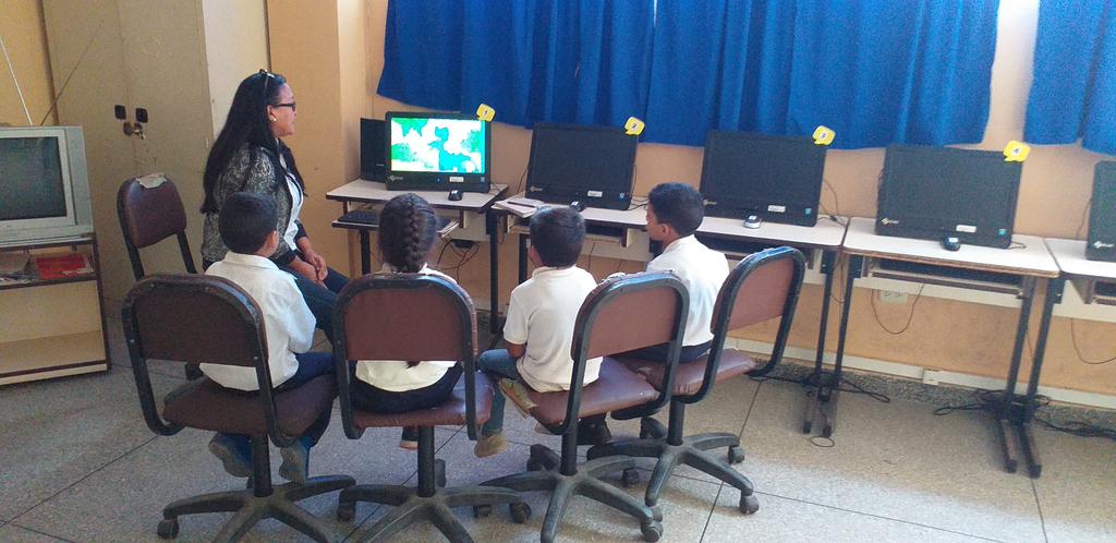 CbitAMaMartinez's tweet photo. #27Nov/Aula integrada:Proyección de video para que los niños y niñas se apropien y reafirmen los valores, así como trabajar la suma y la restas @NorisSotoF @CBITNvaEsparta @EducacionNvaE @mppevzla @vane_prieto https://t.co/L9TFcbYRUR
