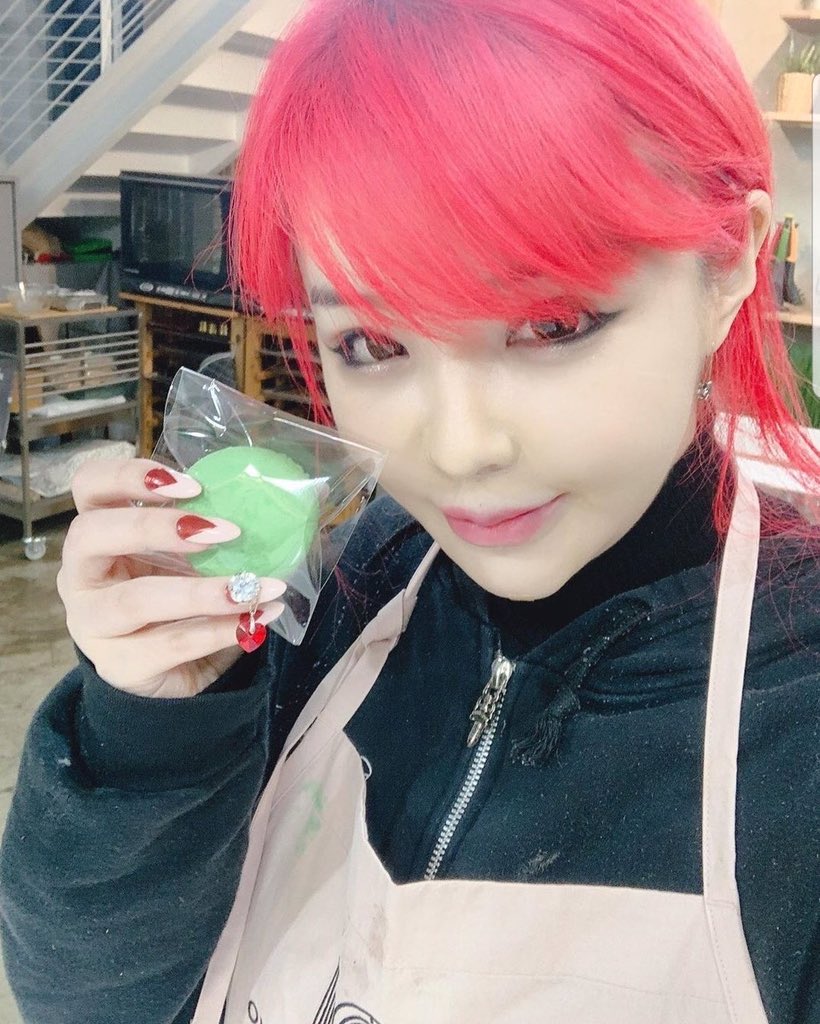 prettynamee's tweet photo. @picaro1104 Sorry, baby. Here, I bake some macarons for you. Come home soon! 😘😘😘 #wifeduties https://t.co/duse8xw0za