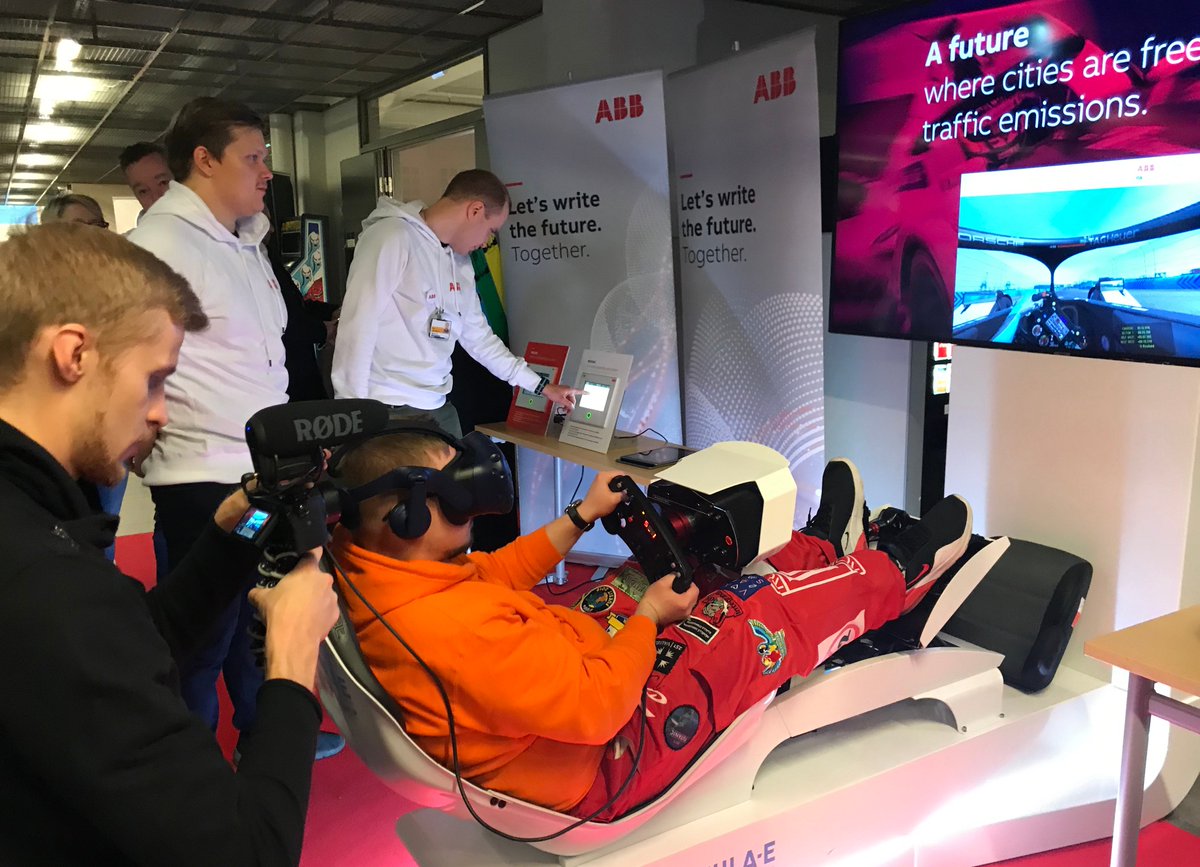 univaasa's tweet photo. "Olen kuin kielletyssä karkkikaupassa" Tubevaikuttajat @RoniBackYT ja @Mikael_Vuori vauhdissa pelipäivässä #VGD2019 Lue lisää: https://t.co/uMiKphSvUF #univaasa #roniback #roponen #vaasa #agentsofchange https://t.co/L4ncMEtt7u