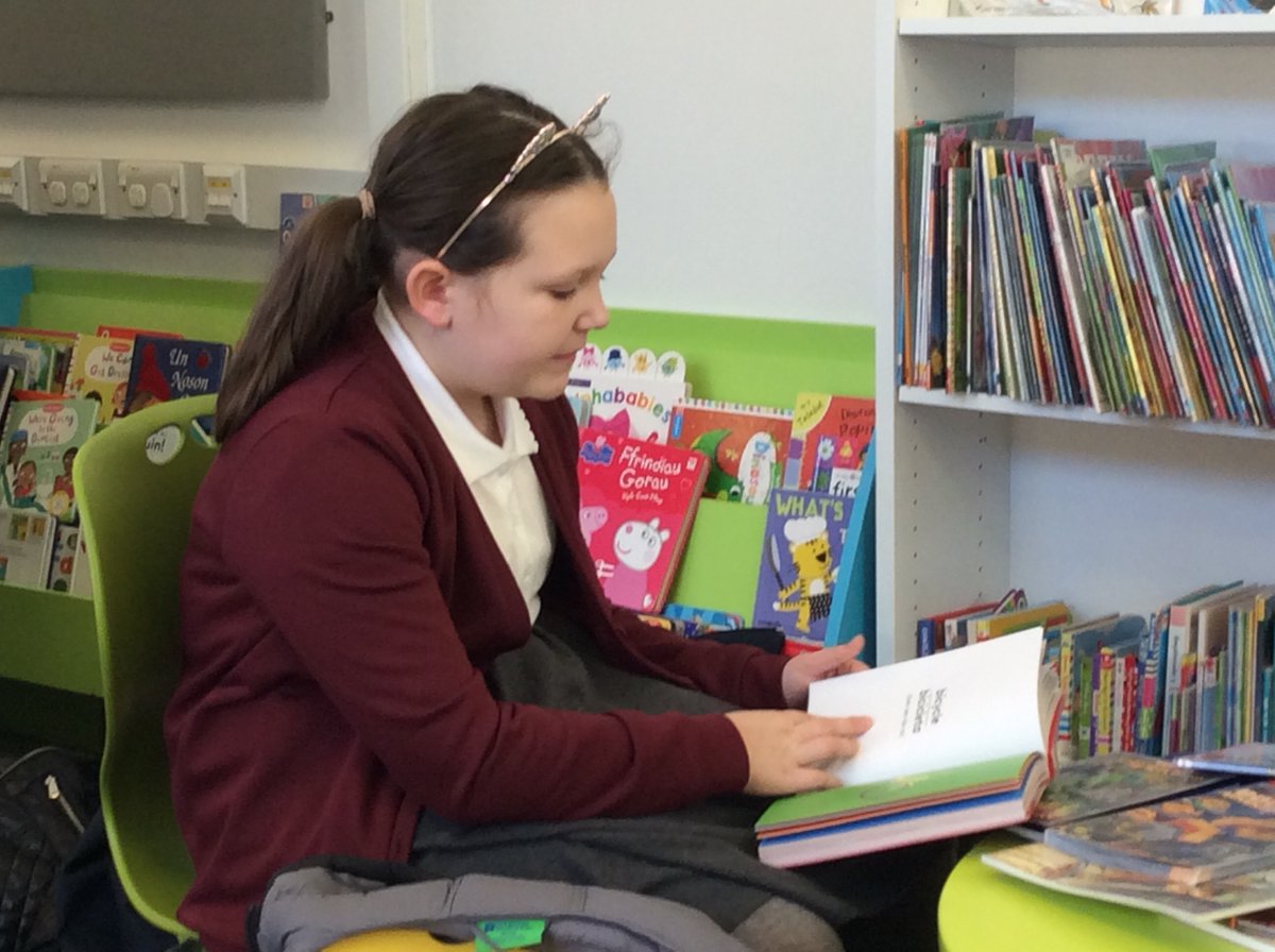 ysgolbroallta's tweet image. Dosbarth y #pwllglo wedi mwynhau ein ymweliad i lyfrgell Ystrad Mynach prynhawn yma / Mr Jones’ class enjoyed their visit to Ystrad Mynach library this afternoon @CaerphillyLibs @YstradMynachLib