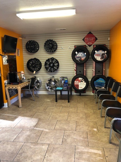KirksWheel_TP's tweet photo. We have a comfortable lobby, where you can use our free WiFi during your short wait! https://t.co/VnHmkcEcZ9 https://t.co/Ro0qekBqNT