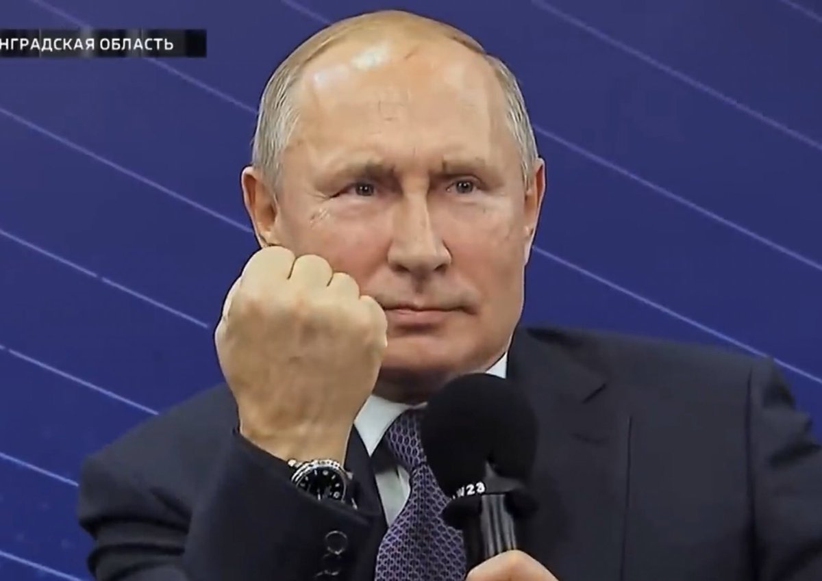 А вот и обещанный Путиным «прорыв»:
• 53% молодежи хотят уехать из #РФ
• 59% россиян выступают за «решительные перемены»
• у 40% деньги только на еду и одежду
• 26% детей в нищете (доходы членов семьи ниже прожиточ минимума)
• чистый вывоз капитала в 2019г свыше 2 трлн руб