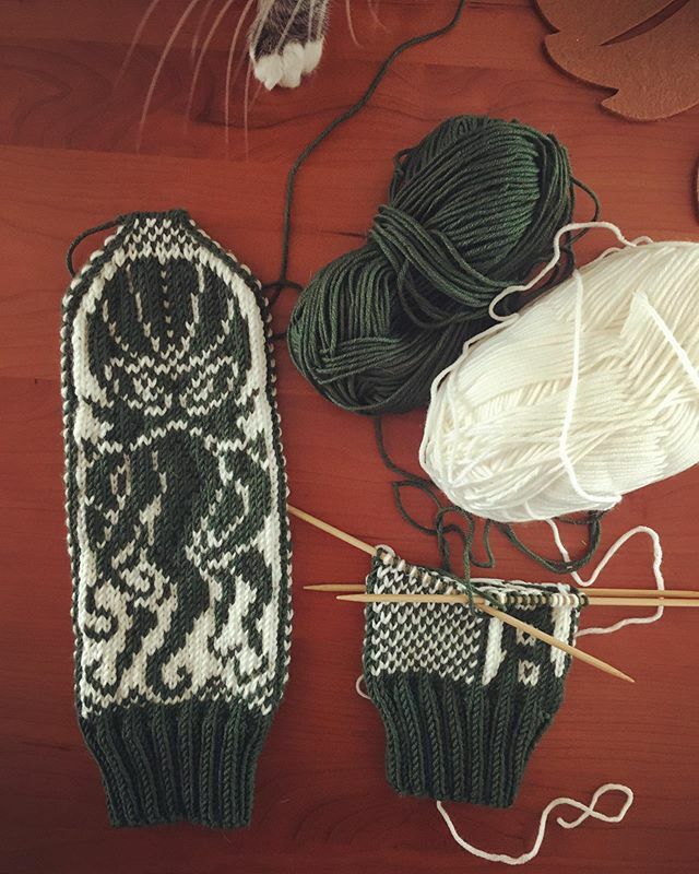 vermontgirlamy's tweet image. Cthulhu mittens to go with the Cthulhu hat. I simplified the cuff and palms for faster knitting. 🧶🦑 #knitting #cthulhu #strandedknitting #mittenknitting #knitmittens #mittens #cthulhumittens ift.tt/35Fxji5