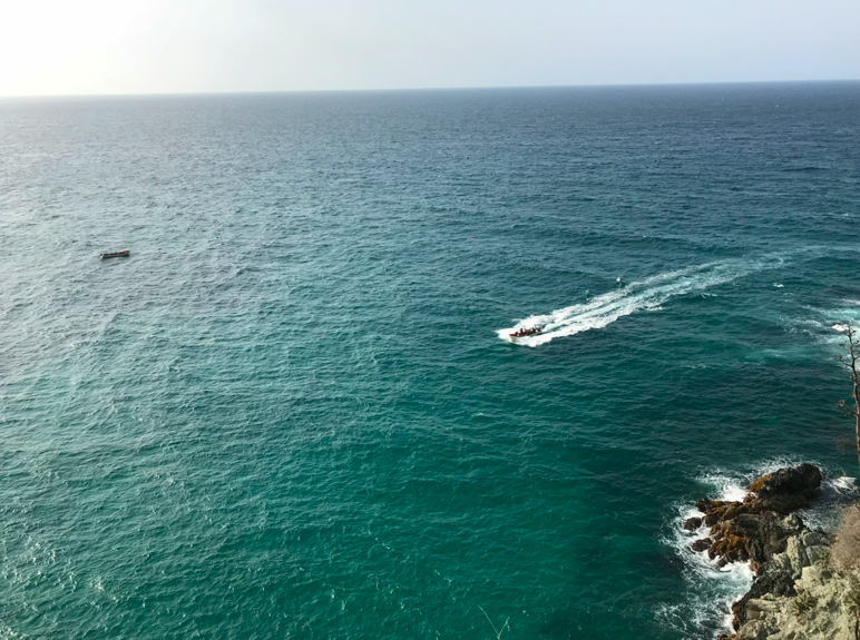 CacaoniLodge's tweet photo. Desde el malecón de Puerto Colombia, puedes llegar caminando hasta el mirador del Cristo. Las vistas son hermosas, sobre todo al atardecer #Choroní https://t.co/w1gRNWVzIC