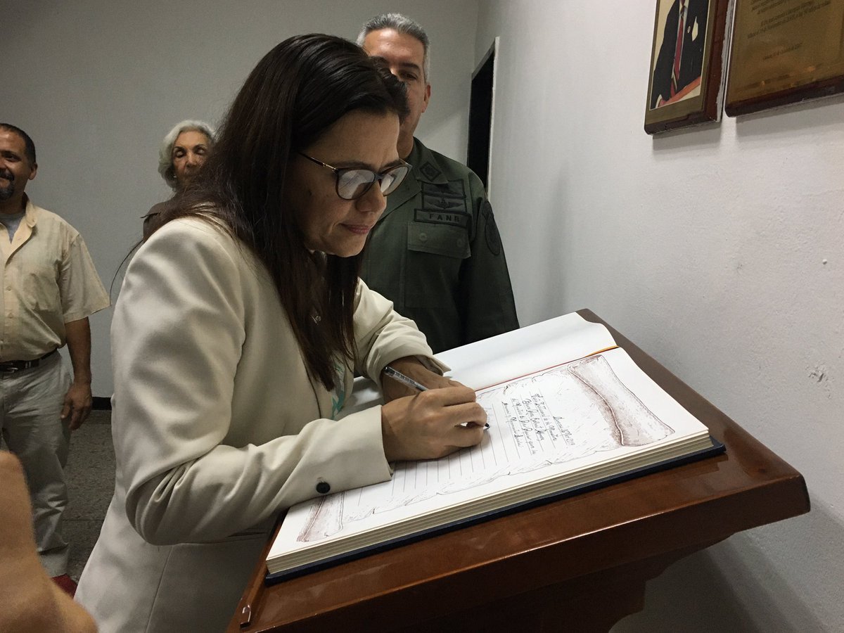 ieseofanb's tweet photo. #27Nov | Blanca Eekhout @blancaePSUV Ministra del MPComunas presenta la ponencia sobre “El Bloqueo Económico y el Fortalecimiento del principio Sagrado de Soberanía e Independencia de los Pueblos” a los participantes de la Maestría de la Cohorte III #UnidosVenceremos https://t.co/miA7LYJgsP