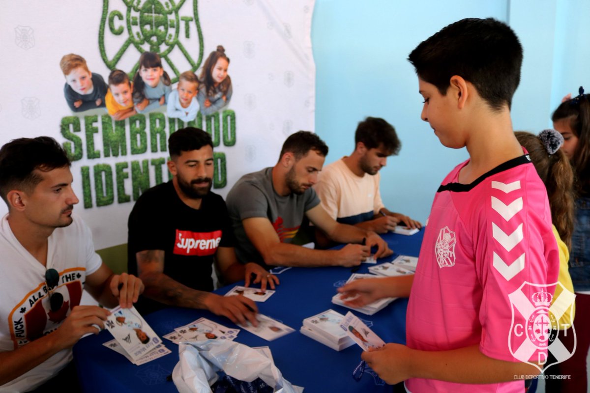CDTOficial's tweet photo. 📷 #SembrandoIdentidad se desplazó hasta Tegueste para visitar el CEIP María del Carmen Fernández Melián⚪🔵

@AlejandroMiquel, @AlbertoLaoliva, #IkerUndabarrena y #FilipMalbasic contestaron las preguntas y recibieron el apoyo de los niños 👦🏼⚽👧🏻

#CanteraCDT #TufidelidadXbandera https://t.co/Y8nGYtPP0J