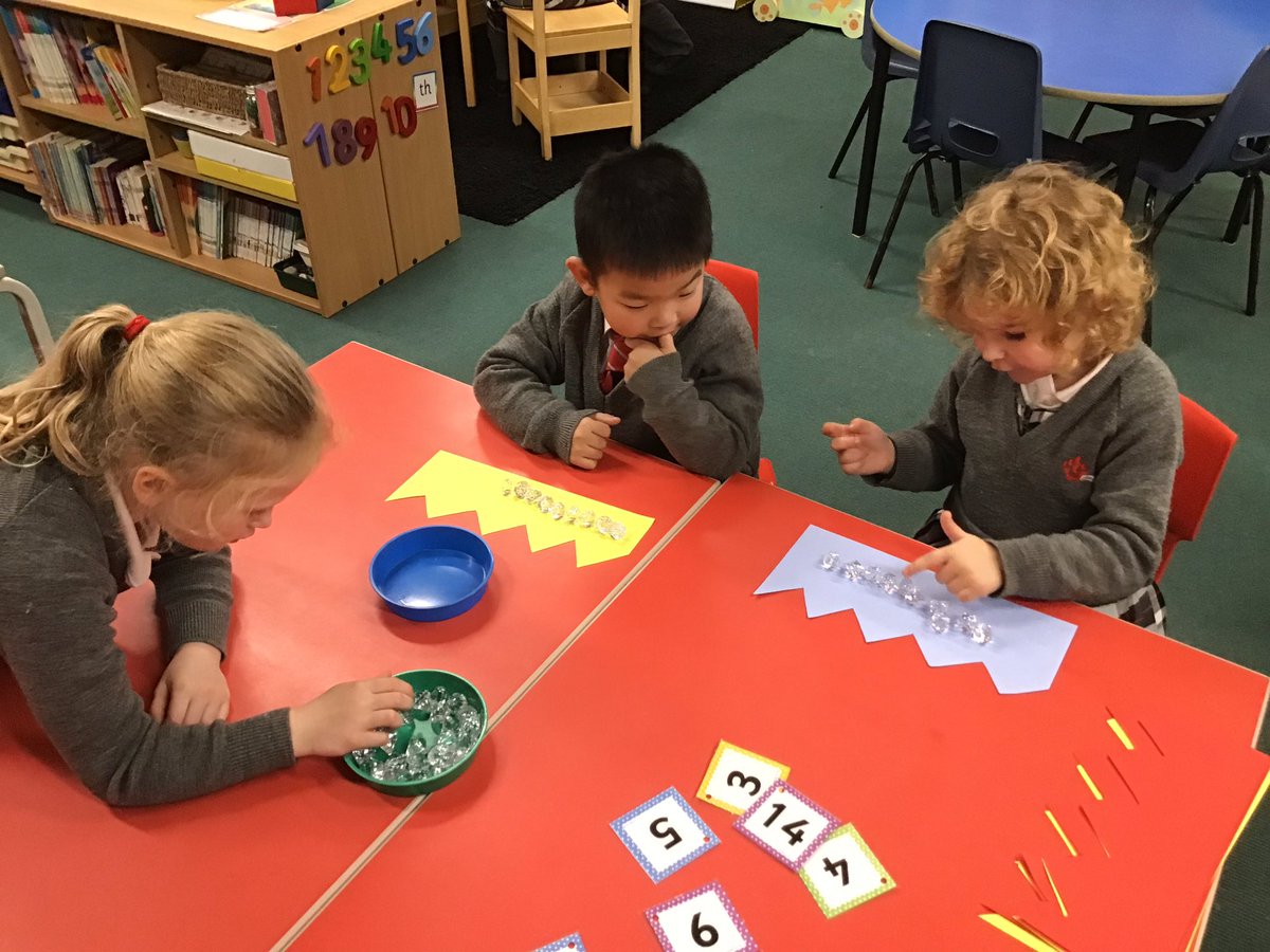 YMS_Reception's tweet image. No Pen Wednesday Practical Maths. How many jewels does the King have left?#early years maths