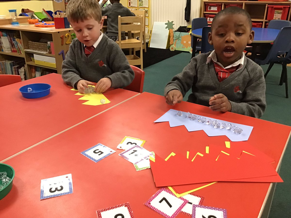 YMS_Reception's tweet image. No Pen Wednesday Practical Maths. How many jewels does the King have left?#early years maths