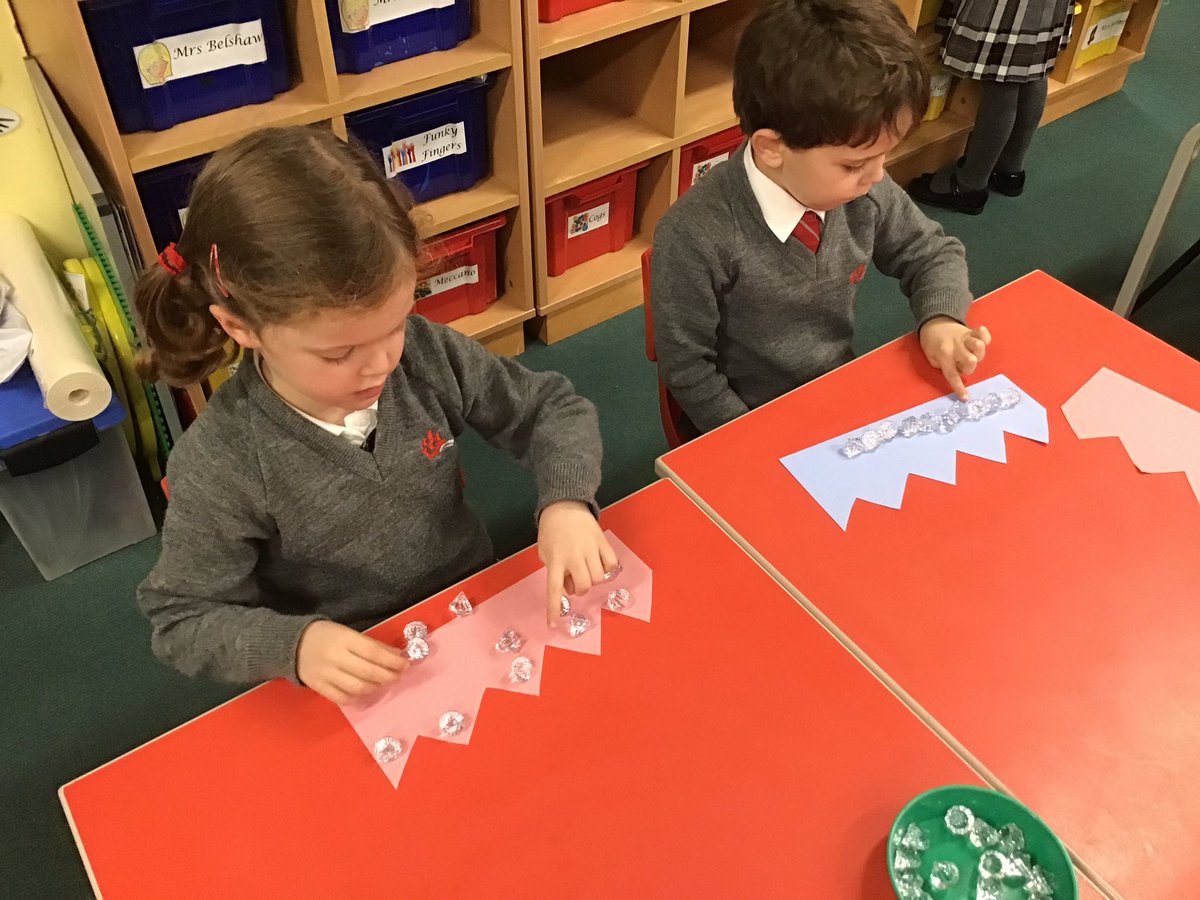 YMS_Reception's tweet image. No Pen Wednesday Practical Maths. How many jewels does the King have left?#early years maths