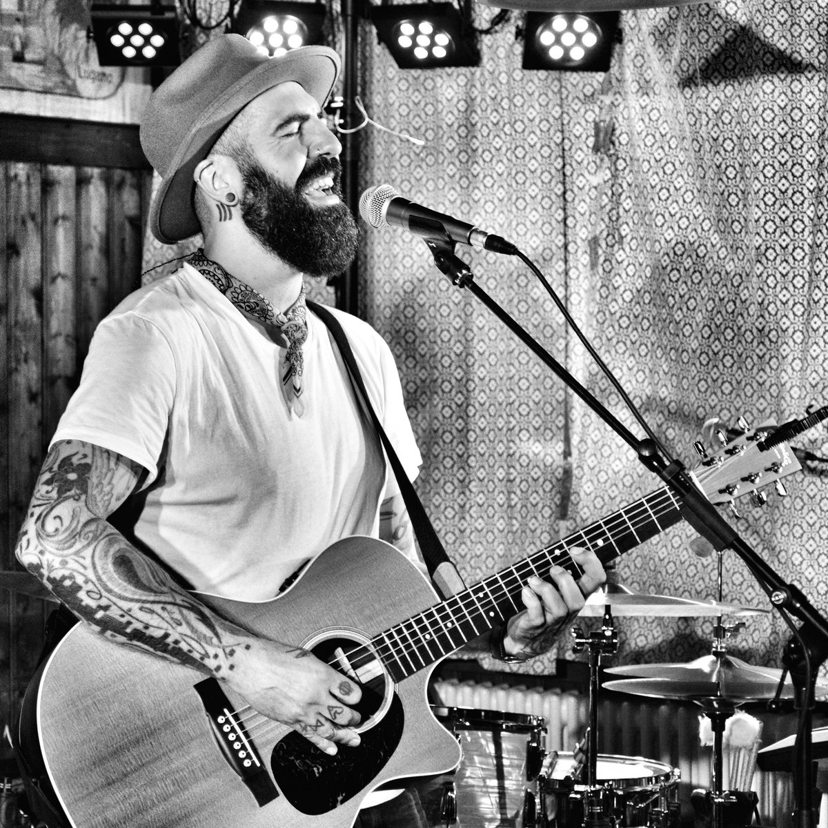 Tomorrow, Thursday from 20:30 - LIVE at Nachbar Weinfelden 🙌🏻 Last concert for 2019. Don‘t miss. Free entry!

#ontour #seasonend #livemusic #singersongwriter #poprock #loopstation #solo #freeentry