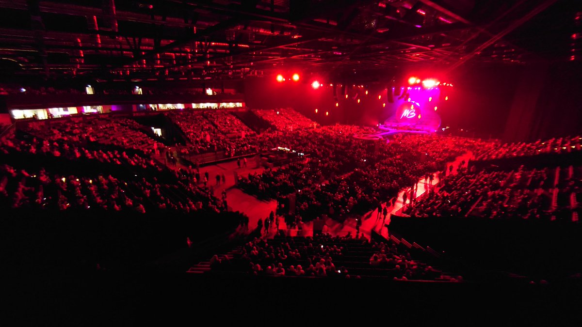 Nearly for <a href="/MichaelBuble/">Michael Bublé</a> at <a href="/PandJLive/">P&J Live</a> #wideangle #xperia5