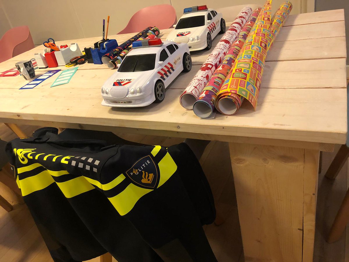 WimHoonhout's tweet photo. Super dat ook dit jaar enkele collega's van @politieRdam belangeloos cadeautjes inpakken voor kinderen die anders geen #Sinterklaas kunnen vieren bij de #SpringFoundation #Vlaardingen #vooriederkindeenkadovandesint #mooinitiatief https://t.co/8IbD7FFRdN