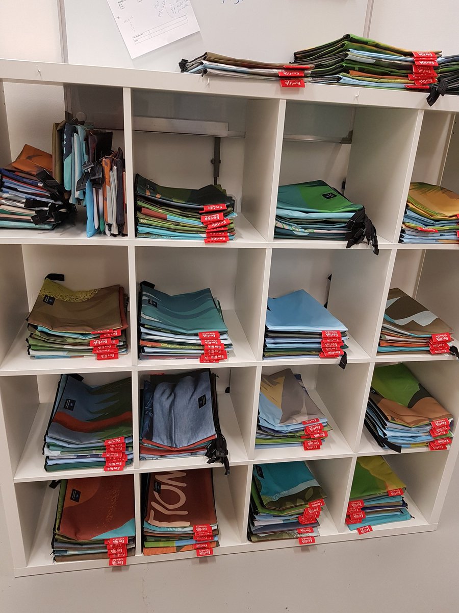 Kast weer vol met gave producten 👌 <a href="/EerlijkVakwerk/">Eerlijk Vakwerk</a> #recycling #hergebruik #banners #etui #upcycling #fietsband #sociaal #vakwerk