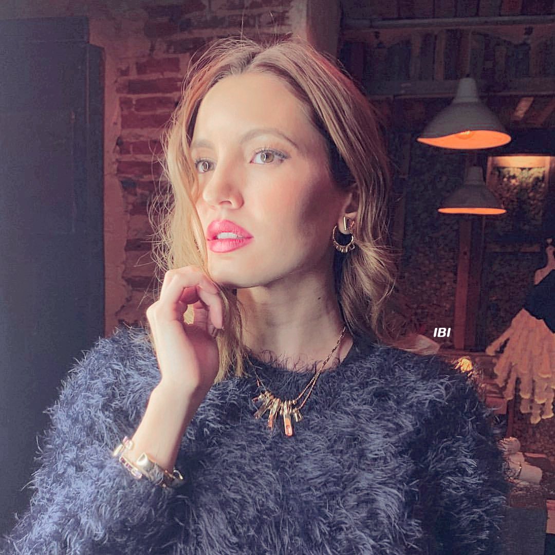 IvanaBaqueroIT's tweet photo. 📱 𝐒𝐨𝐜𝐢𝐚𝐥 𝐦𝐞𝐝𝐢𝐚 ┆ Ivana Baquero via Instagram (27.11.19)
❛ Gracias @unode50 por una cena tan especial, celebrando la nueva colección 'Japón' 🇯🇵
#japanxunode50 #iamunode50 ⭐️ ❜ https://t.co/P2j2DL0Lx9