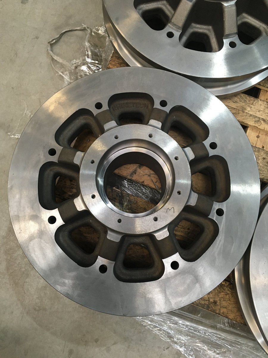 RhineTechBV's tweet photo. @RhineTechBV levert weer 4 stuks van haar inmiddels befaamde kraanwielen voor portaalkranen!
Railkop en wiel sparend door speciale legering!
Dit is de uitvoering met 2 lagers in het wiel.
Ons ander model heeft een vaste as! https://t.co/jyBC7YWAJS