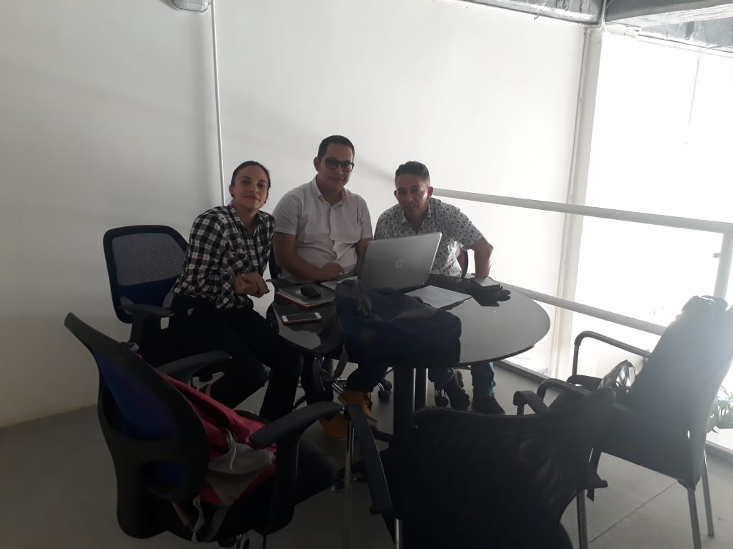 grupoinnova7's tweet photo. Reunión del comité técnico y de diseño.  #grupoinnova7 #reunión #equipo https://t.co/tk4NLZamxP