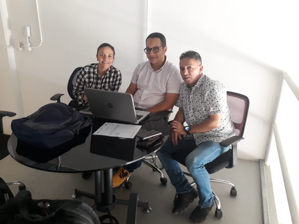 grupoinnova7's tweet photo. Reunión del comité técnico y de diseño.  #grupoinnova7 #reunión #equipo https://t.co/tk4NLZamxP
