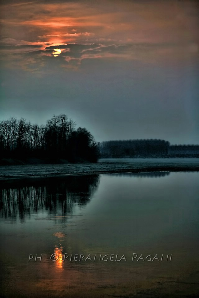 senza rumore il cielo...ora...e s'intravedono le stelle...hanno voglia di portarci...un sogno...come un gioco...come una fiaba...con un sereno viaggio luce.BUONANOTTE A TUTTI.