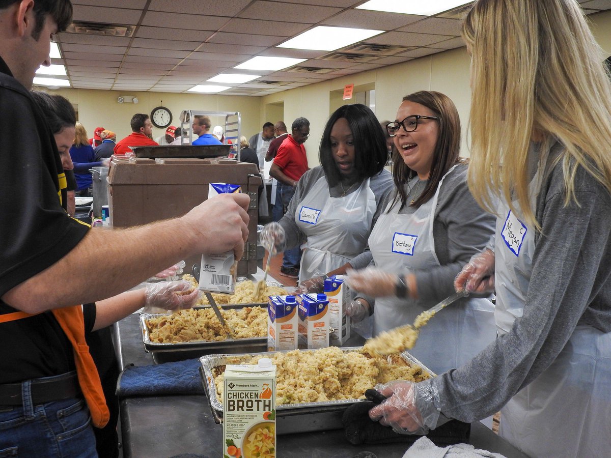 StandardFreight's tweet image. Standard Freight was delighted to help out such a worthwhile local charity, Christian Services, Inc. Five of our team spent the day volunteering and helping out in their soup kitchen to prepare and serve Thanksgiving Meals to those in need. 
#TheStandardWay #Volunteer