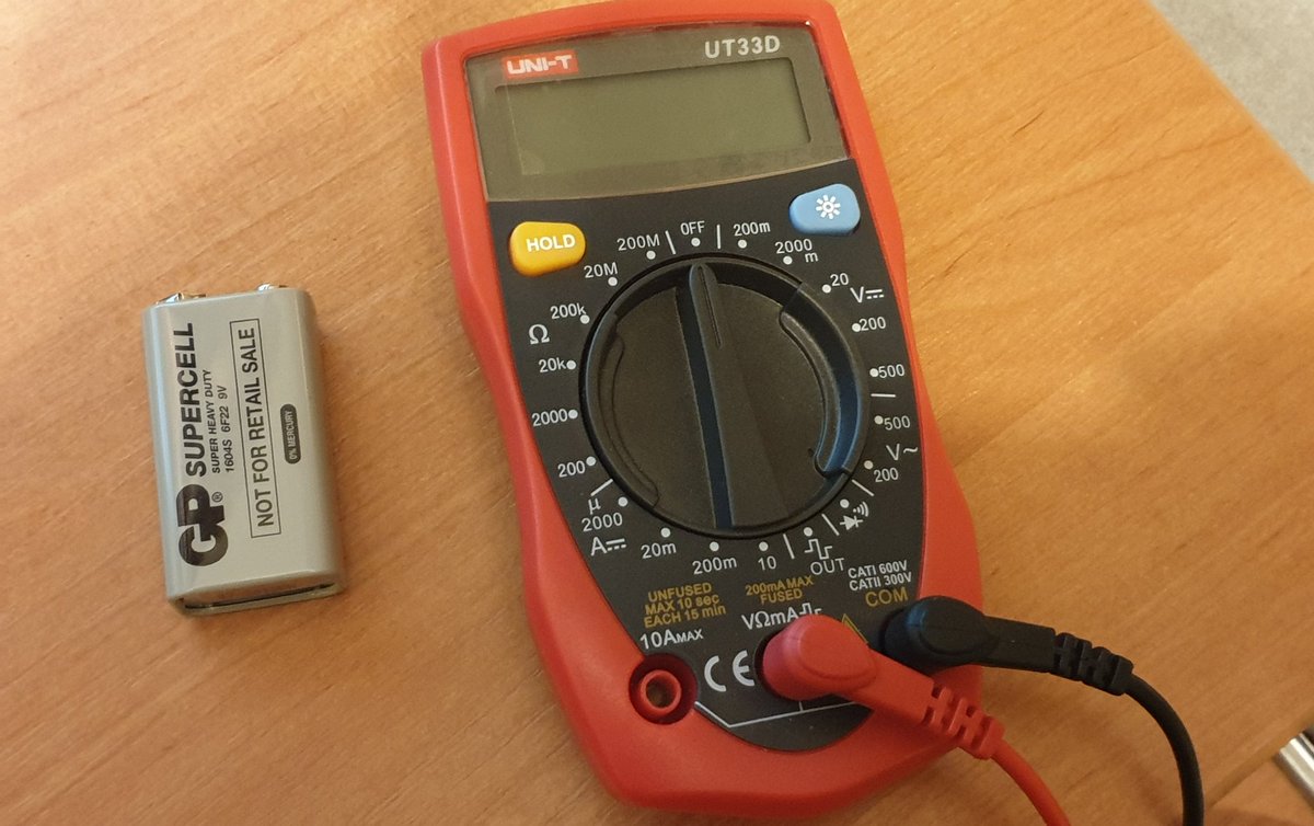 Pogotowie_IT's tweet image. Ehh, że też nie miała kiedy mi paść bateria do miernika 😬 
I gdzie ja teraz o tej porze dostaję baterię #6F22 #9V 🤔
Ooo wiem #Carrefour 👌🙆‍♂️