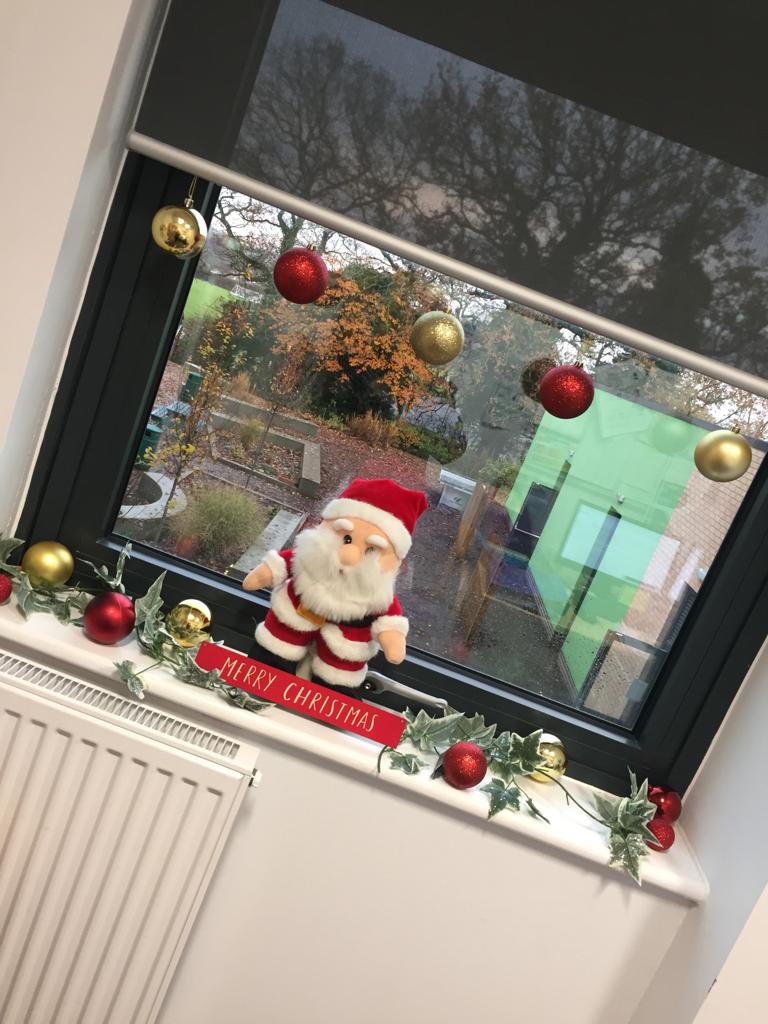 OngarAttendance's tweet image. Mrs Penberthy is getting in the Christmas spirit. My office Christmas decs are up!!! @TheOngarAcademy 
#LoveXmas #FavouriteTimeOfTheYear #AttendanceOffice