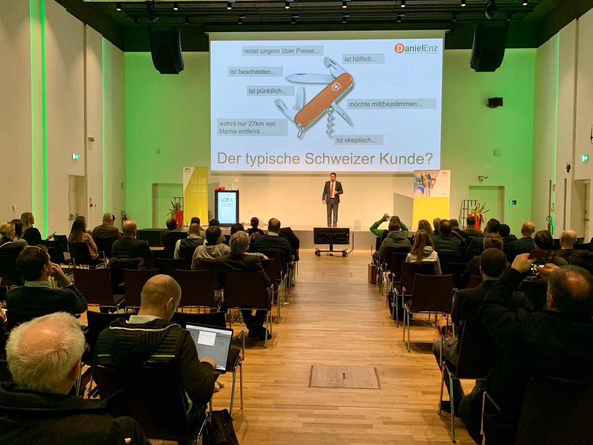 Daniel_Enz_1's tweet photo. Gibt es ihn, den typischen Schweizer Kunden? Schnappschuss aus Italien 🇮🇹 von meinem Vortrag am Export Treffen 2019. #trainerspeakerontour #speakerinredsneaker #danielenz https://t.co/gn82x9kI1t