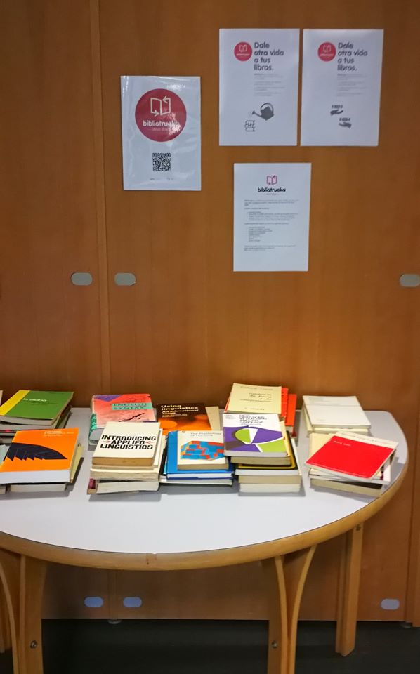 BibliotecaULL's tweet photo. “Cuando has poseído un libro te has enriquecido personalmente. Pero cuando se lo pasas a alguien te has enriquecido por triplicado” Henry Miller
#bookcrossing Da otra vida a tus libros 🔁
Bibliotrueka👉Bibliotecas @ULL de Derecho, Bellas Artes y General https://t.co/lna34eg0j0 https://t.co/U5EjVyfik0