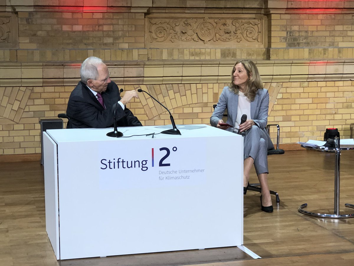 .@SabineNallinger im lebendigen Austausch mit Wolfgang Schäuble zur #InvestitionKlimaschutz auf der #JK2019