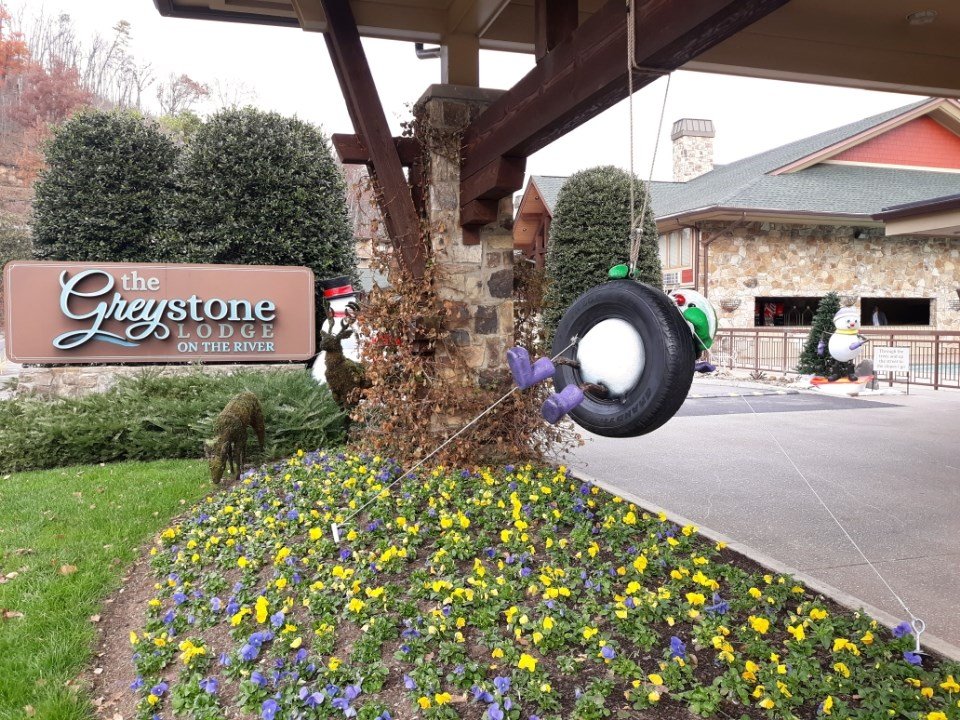 GreystoneTN's tweet photo. Our snow friends are back! They even brought a new sleigh riding addition! ❄ #GreystoneLodge #SnowFriends #Snowman #Winterfest #Gatlinburg https://t.co/bkSVd2ZPuL
