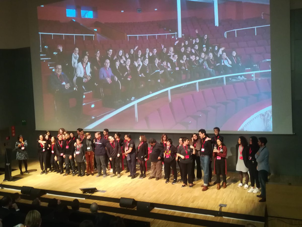 acidH_IL's tweet photo. La Cristy, l'Albert, l'Héctor, l'Alberto i el Robert s'enduen molt bon record de l"experiència de #voluntariat viscuda aquests dies a l'European #ChangemakerSummit @AshokaSpain #socialinnovation  #ECMS19 #femlaILvisible #inteligencialimit #altrescapacitats #atenciointegral https://t.co/LSTNl5wbuk