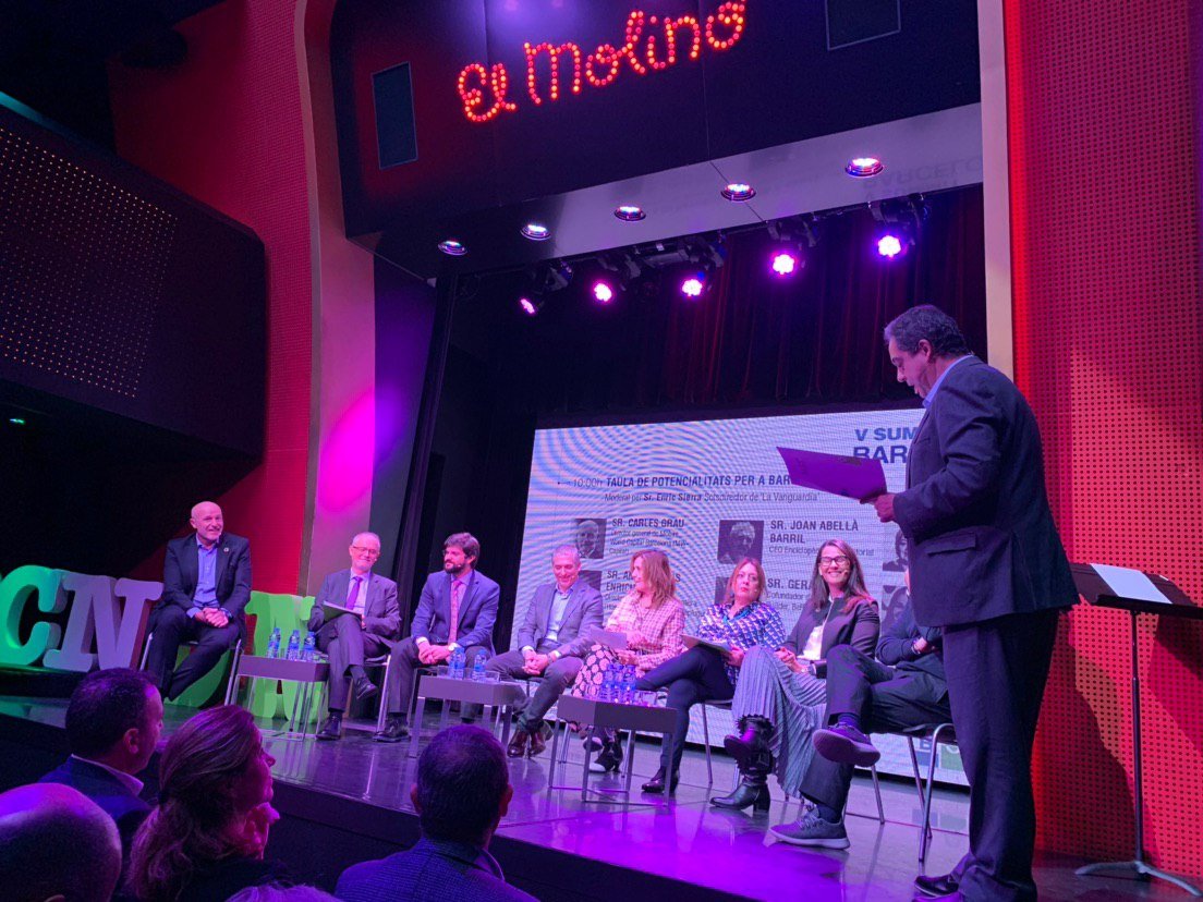 CiutadansBCN's tweet photo. 🍊 La nostra Presidenta del Grup Municipal @MLuzGuilarte i el regidor @pacosierral han compartit aquest matí les reflexions sobre el comerç del futur que necessita #Barcelona durant la cinquena edició del Summit de @BarcelonaOberta en @elmolinobcn. #SummitBO https://t.co/g854FSef1Z