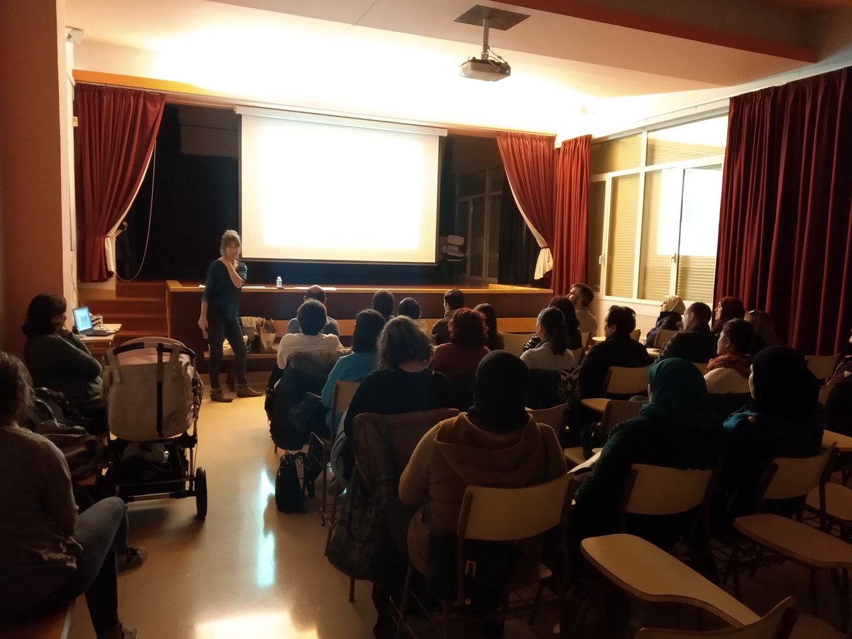 Disfrutando de los idiomas. #itziarLarzabal-ek hasiera eman dio hitzaldiari. #altza-ko familia ugari etorri dira #euskarazbizinahidugu
#altzahadi <a href="/Bizarrain/">bizarrain</a>