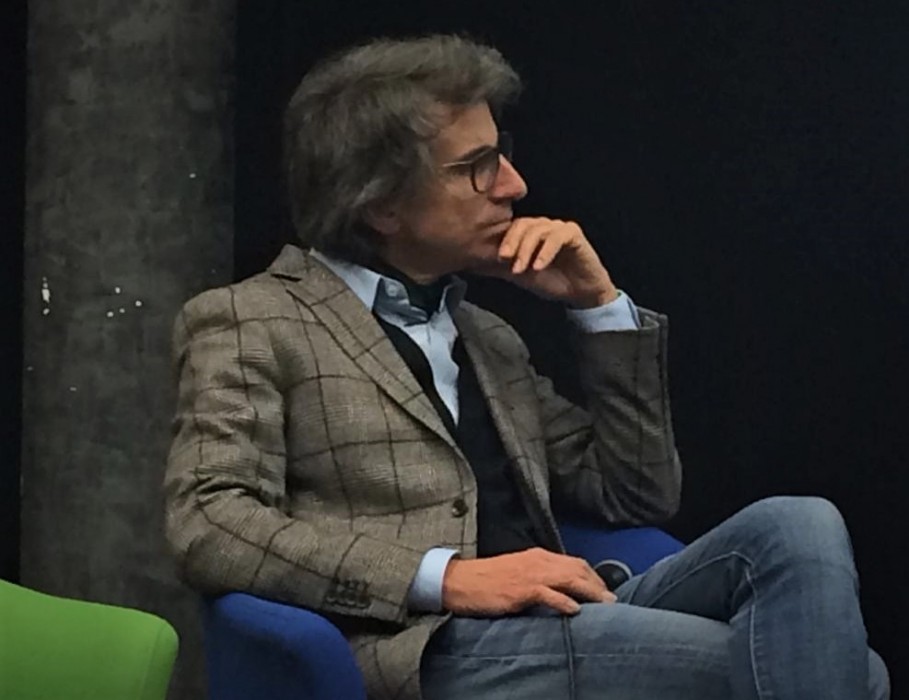 AgenciaFAPESP's tweet photo. Financeirização das políticas de #habitação é reflexo de práticas antigas, diz Fabrice Bardet @UniversiteLyon, na #FAPESPWeekFrance. Bardet pretende, por meio de pesquisa colaborativa, entender a perspectiva histórica desse processo na França e no Brasil. https://t.co/3zHSD8pp6h https://t.co/9lYeG0DbGU