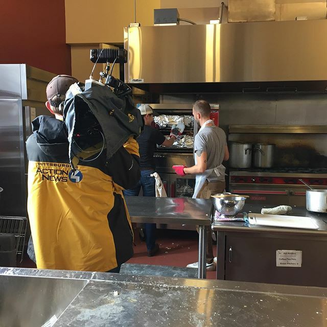 The turkey is in the oven! Thanks to <a href="/wtaetv/">Kissing Dough</a> for stopping by to catch the cooking in action. ift.tt/34suPTY