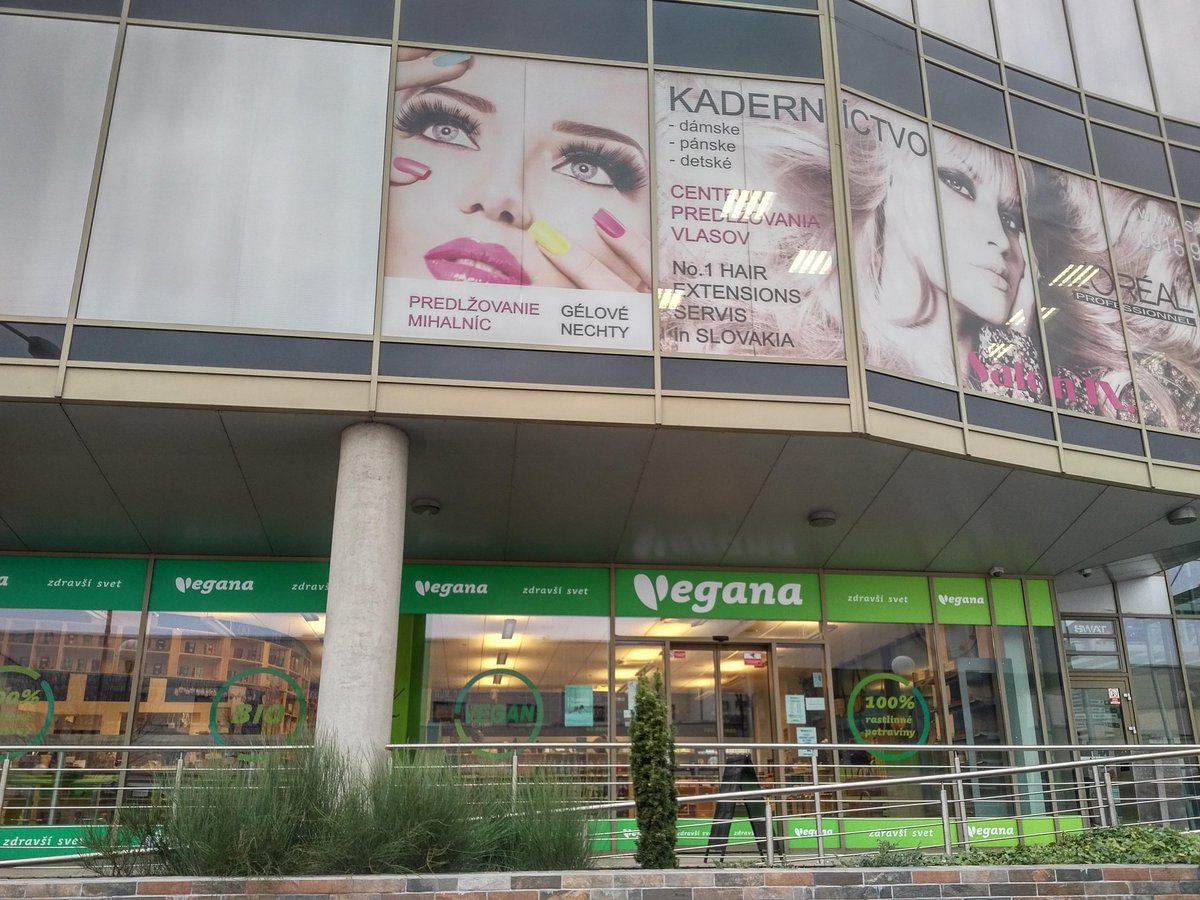 elmers87's tweet photo. Ok, new thing, #NewStoryInANutshell
4 pics each day (internet, battery depending) of the #NewStory from the #NewStoryRide route.
Today:
1. Active transport tourism destination
2. Wind 'turns' me on
3. SOOOOOlar Roof
4. #Vegan Slovakia
And all before 1pm...
@r_birdshouts in? https://t.co/E2n7tvzU5C