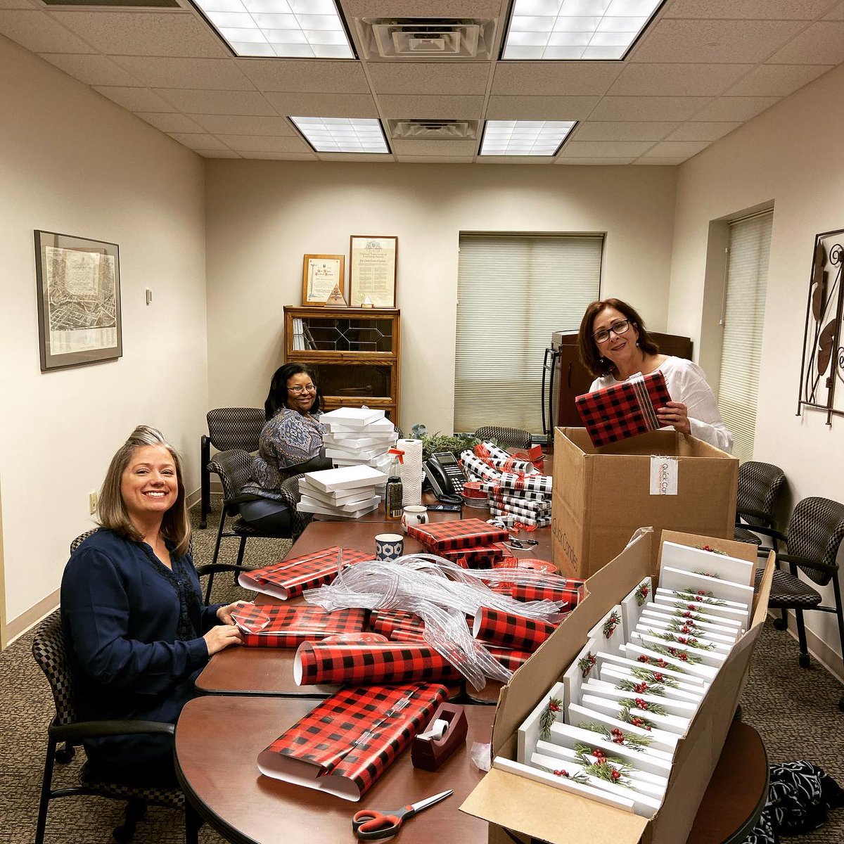 UpstarIndiana's tweet photo. Wrapping gifts for this year’s Holiday GMM on Dec. 11. You can still register by calling 260-426-4700 or online at https://t.co/uxJ44o0prD.
#upstar #upstateallianceofrealtors #realtors #realtorchristmas #fortwayneindiana https://t.co/KgppFtOTJl