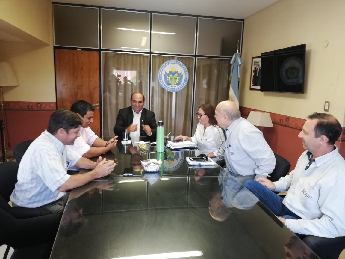 hernan0082's tweet photo. Reunión con Roberto Moreno, intendente de @trancas y su equipo de trabajo con la visita de representantes de Coop. Sunchales, pensado en nuestra querida #Expolactea @SimonPadros @desarrolloprod https://t.co/4oGSe980u8