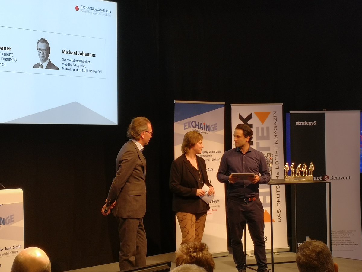 HUSS_VERLAG's tweet photo. Die Gastgeber eröffnen den Abend, Dr. Petra Seebauer und Michael Johannes #Exchainge https://t.co/BmwkTnq0BK