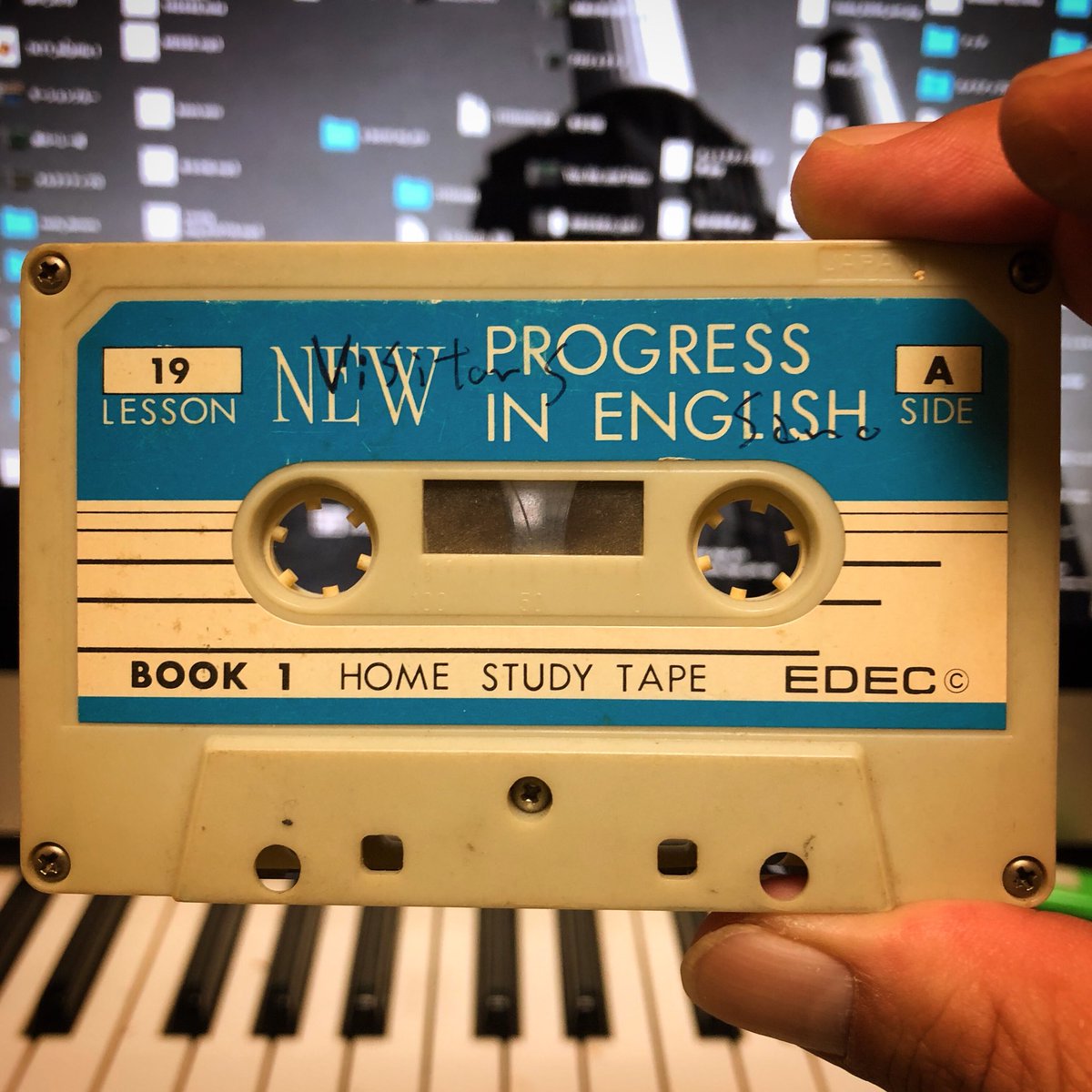 沖井 礼二 Tweedees No Twitter 英語の学習テープを潰してレコードをレンタルしてきた佐野元春 Visitors を録音 実に昭和の風景 僕にとっての名盤 Visitors は 実はこのカセットテープだった 勉強しろ 佐野元春 音楽家あるある