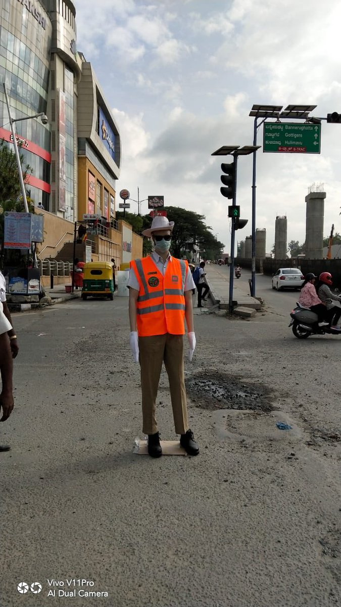 BLRNews_com's tweet photo. Short of staff, #Bengaluru traffic police use mannequins to curb violations in the City. The dept plans to install 200 dummy models on busy intersections.

As of now, there are 5,000 traffic police personnel, managing around 888 signals. 

B’luru has over 44,000 intersections. https://t.co/rQUiJgyKHI
