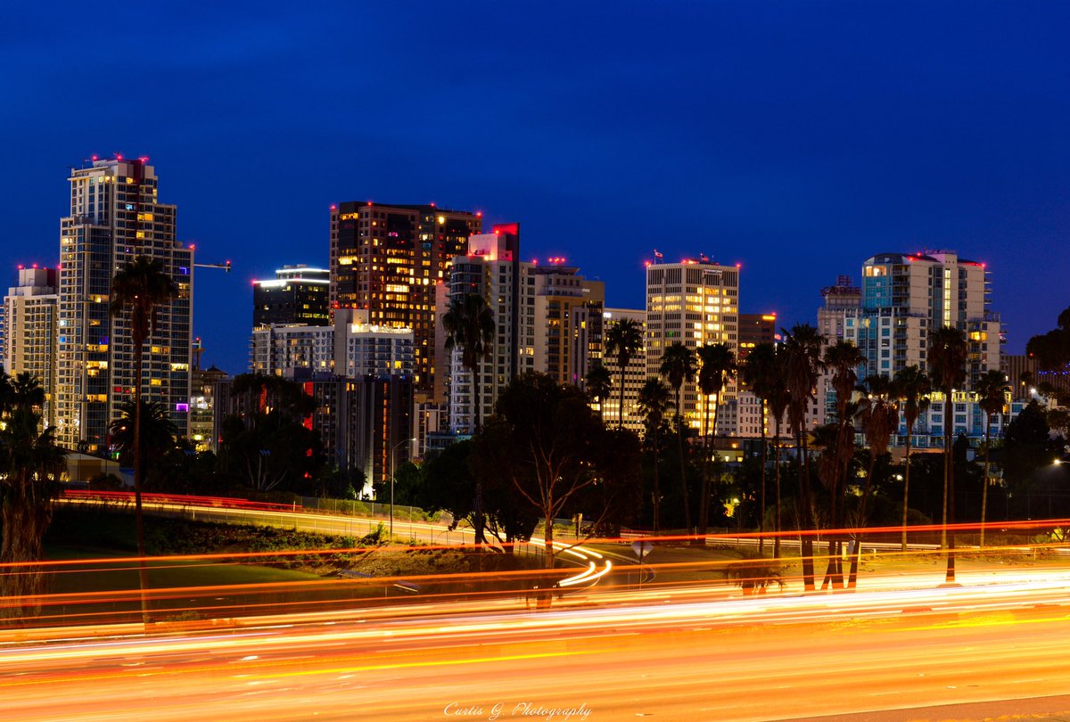 CurtisG_24's tweet photo. #RushHour - 6 am in San Diego! 
#WednesdayVibes #VisitSanDiego #Thanksgiving #WallpaperWednesday https://t.co/fu2FSQzNaU