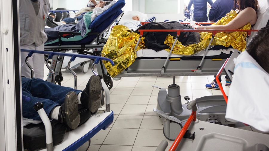 HOSPIMEDIA's tweet photo. Tous les hôpitaux et #GHT vont devoir suivre cet hiver leur besoin journalier minimum en lit #BJML: généraliser cet indicateur d'anticipation de l'aval doit leur faire adopter une culture de réservation pour les #urgences @laFHF @SUdF_Officiel @thomaqu https://t.co/KkSaJILSZ6 https://t.co/1JyuXmWIUy