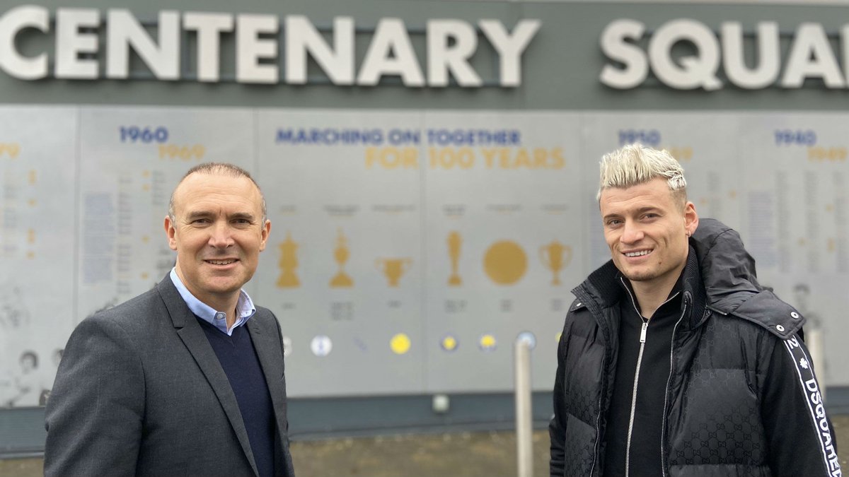 apopey's tweet photo. 🗣️ "It’s lovely to see my name up there with some wonderfully talented players of the eras.” 

Tony Dorigo &amp; Ezgjan Alisoki speak at the unveiling of the Leeds United Centenary Square player wall.

Listen 👉 https://t.co/UJXjEWHvx0
#lufc #100yearsofleedsunited #bbcfootball https://t.co/E98h8VXlsN