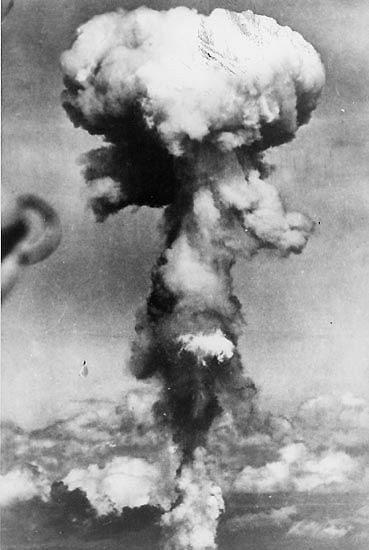 Почему скинули бомбу на нагасаки. Хиросима и Нагасаки атомная бомба. Взрыв Хиросима и Нагасаки. Атомный взрыв в Хиросиме и Нагасаки. Взрыв атомной бомбы в Хиросиме.