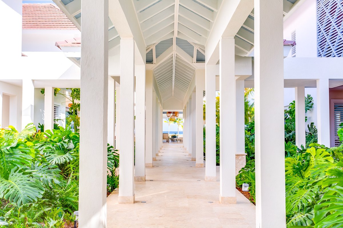 palmsandvillas's tweet photo. Pathway to heaven 🌴 Surrounded by green palms and turquoise waters, Villa La Hispaniola is considered a tropical gem in Punta Cana.

🏠 Villa La Hispaniola
📍 Punta Cana, Dominican Republic⁠

Check featured villa 👇
https://t.co/AYIunJvEwk https://t.co/vP1mtx8Ism
