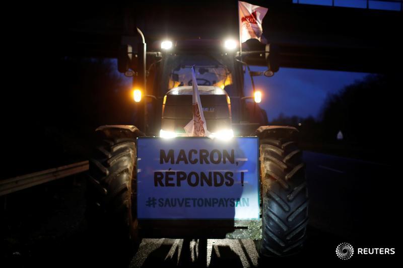 Reuters's tweet photo. Hundreds of French farmers angered by international trade deals and government policy drove tractors along the main highways into Paris, blocking commuter traffic and adding to the social unrest facing President Macron. https://t.co/QHtBn3Bw0b https://t.co/vObjaX2WlM
