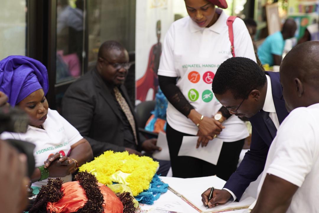 GroupeSonatel's tweet photo. @orange_sn @dersenegal @Handicap_sn @sdrame @mbenguekarim1 @AmadouD32694728 @NdirRokhaya @COURASOW2 @Adafayetall @OrangeRSE La 1e édition de la foire Handipreneur a reçu la visite de Sekou Drame DG du @GroupeSonatel qui réitère l'engagement de Sonatel/Orange à soutenir les personnes en situation de Handicap à travers la politique de diversité
#HandiEngagé #Nitmooylepp https://t.co/if3zwxlCXi
