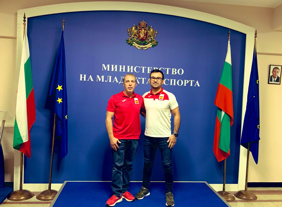 Ministerio de Deportes de Bulgaria encuentro entre #BUL y #ESP #hospitalidad @FedEspLucha <a href="/FedGallegaLucha/">Fed Gallega Lucha</a> con #pablopintos #laurenatanes <a href="/wrestling/">United World Wrestling</a> <a href="/deportegob/">CSD</a> <a href="/COE_es/">Comité Olímpico Español</a> #luchasolimpicas concentración internacional