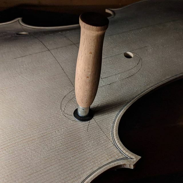 gian_stelzer's tweet photo. ho qualcosa in un occhio
.
.
.
.
.
#cello #cellist #violoncello #classicalmusician #luthier #whatsonyourbench #liuteria #violinmaker #liutaio #luthiery #music #violinmaking #spruce #fholes #italy #eyes #circles #light #shadow https://t.co/2S6SBkb7zp https://t.co/lG50QSGRCx