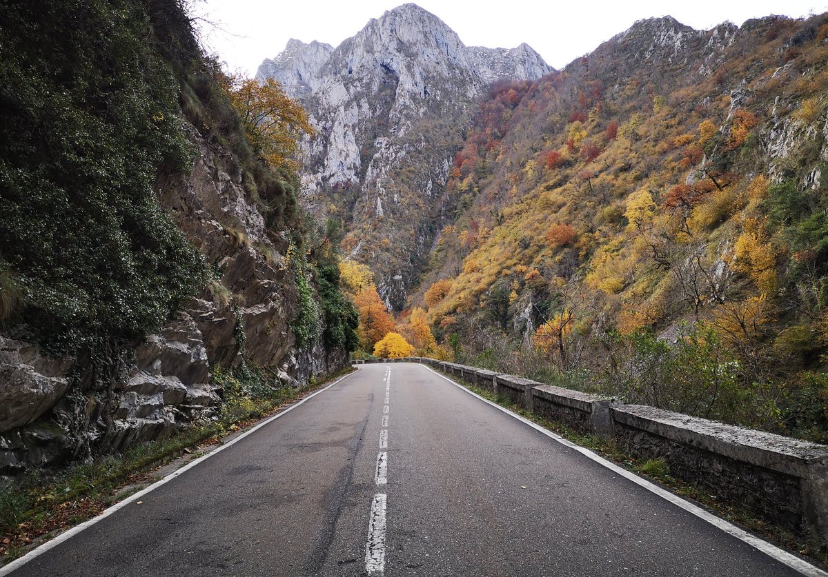 Lacasonadecon's tweet photo. Una de las carreteras más bonitas del mundo. Desfiladero de los Beyos. https://t.co/ttDvZ4zh4T